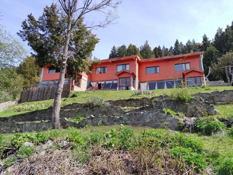 Complejo con 3 dúplex y salón de usos multiples, a metros de arroyo, El Bolsón, USD 230.000