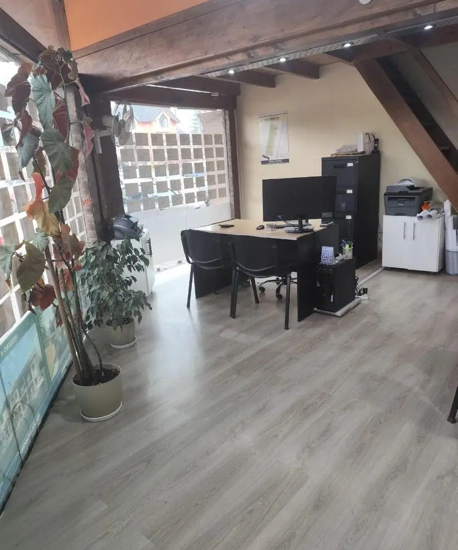 ¡Increíble oportunidad de inversión! Edificio comercial en Av. Sarmiento. 3 locales, 155m2 3