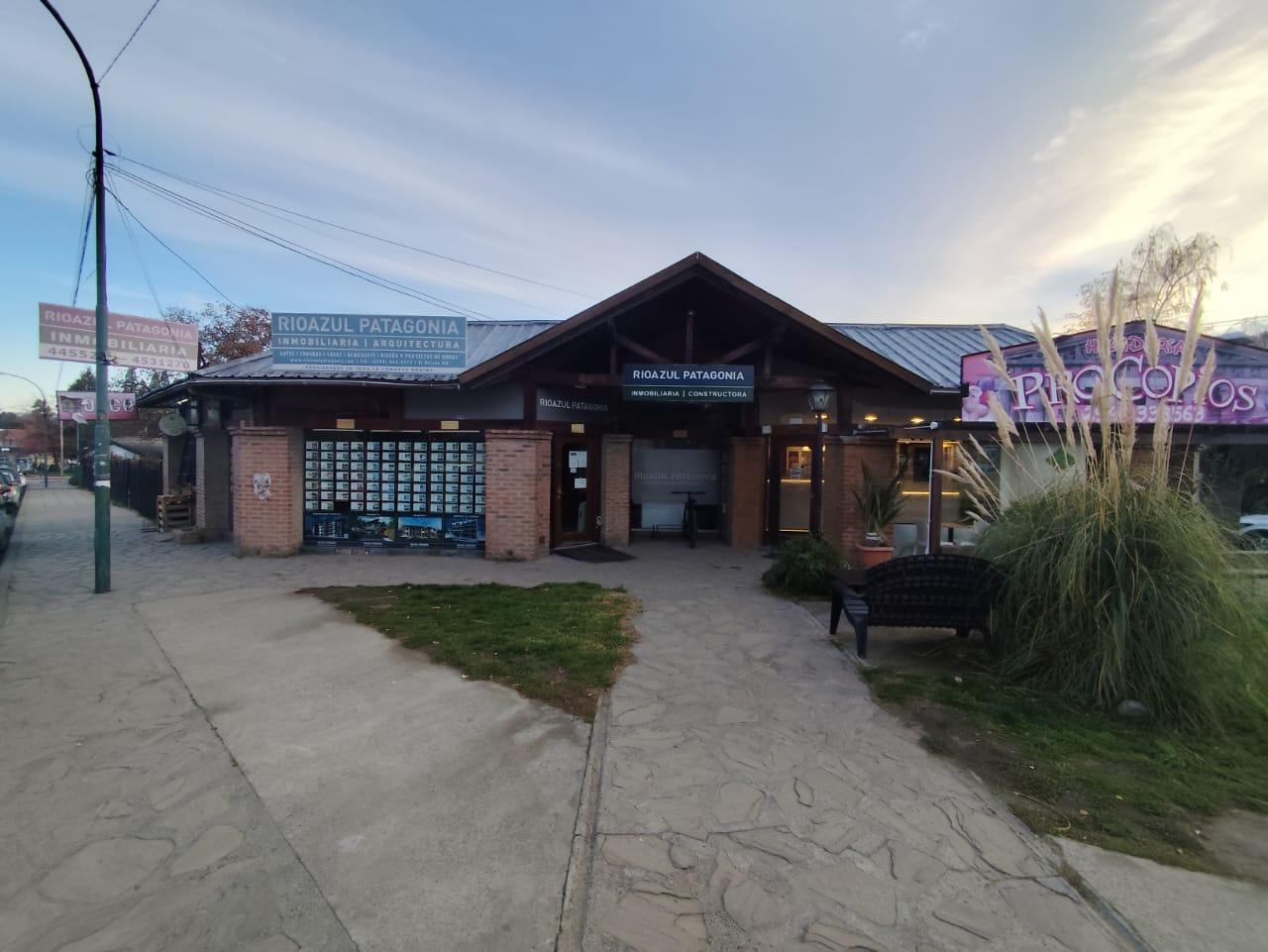 ¡Increíble oportunidad de inversión! Edificio comercial en Av. Sarmiento. 3 locales, 155m2