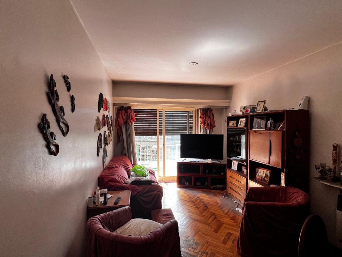Semipiso de 4 ambientes al frente con balcón corrido y patio – Muy luminoso – Villa Crespo
