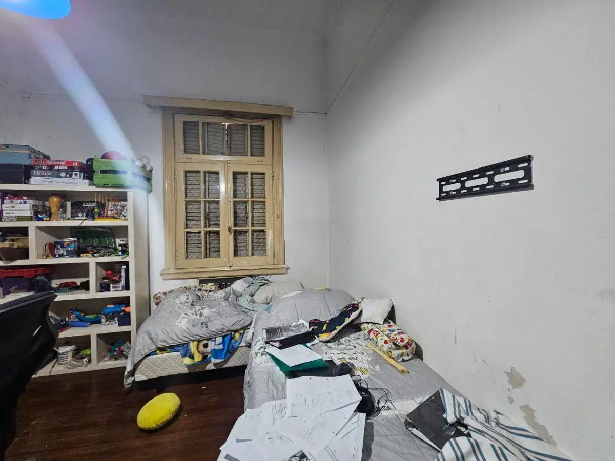 Semipiso en PB 4 Ambientes (2 Dorm + Escritorio) c/Patio y Cocheras – Edificio Premiado 5