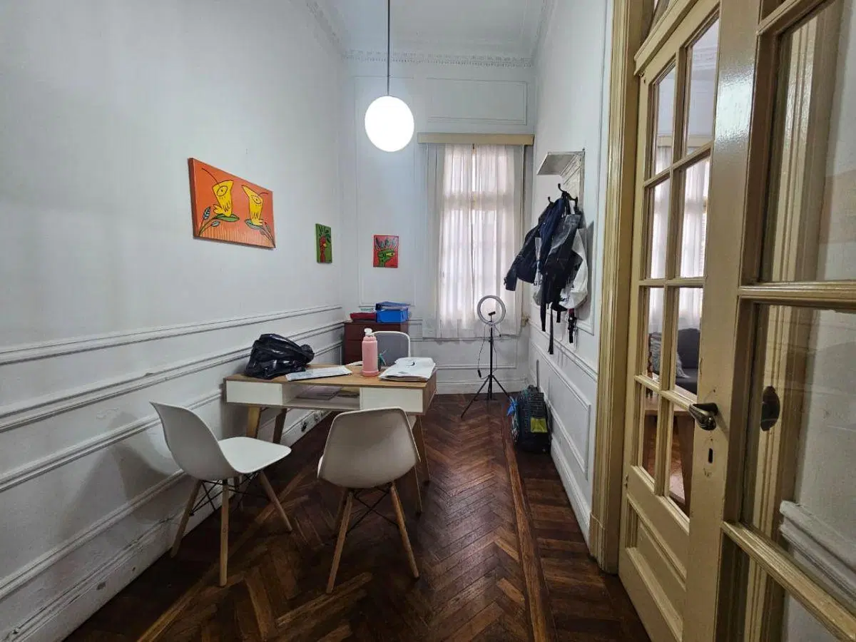 Semipiso en PB 4 Ambientes (2 Dorm + Escritorio) c/Patio y Cocheras – Edificio Premiado 4