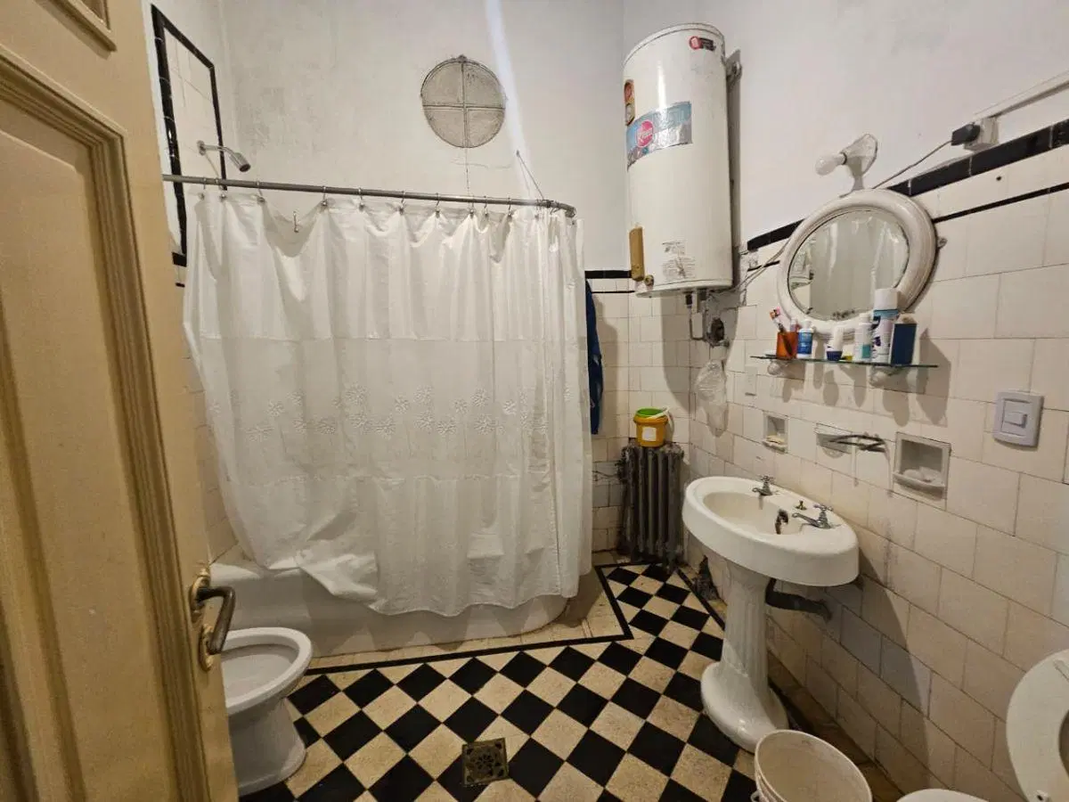 Semipiso en PB 4 Ambientes (2 Dorm + Escritorio) c/Patio y Cocheras – Edificio Premiado 8