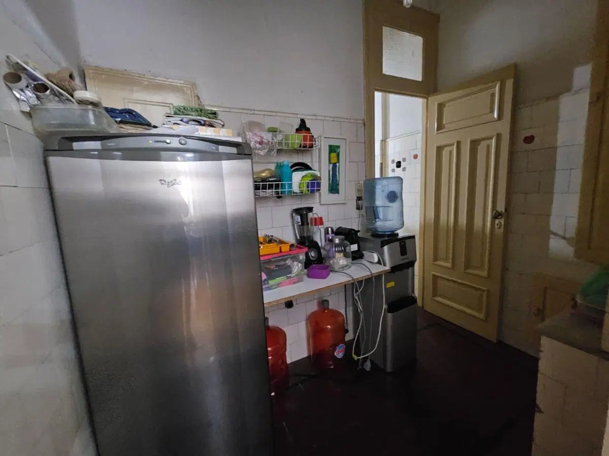 Semipiso en PB 4 Ambientes (2 Dorm + Escritorio) c/Patio y Cocheras – Edificio Premiado 2