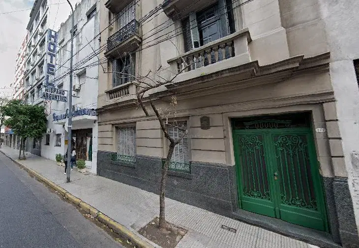 Semipiso en PB 4 Ambientes (2 Dorm + Escritorio) c/Patio y Cocheras – Edificio Premiado 1