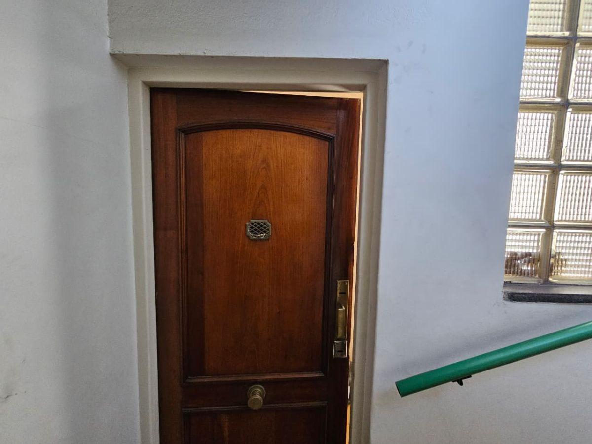 Foto de PISO ENTERO DE 232 M² CON TERRAZA PROPIA Y 2 COCHERAS (PARA REFACCIONAR), imagen 2
