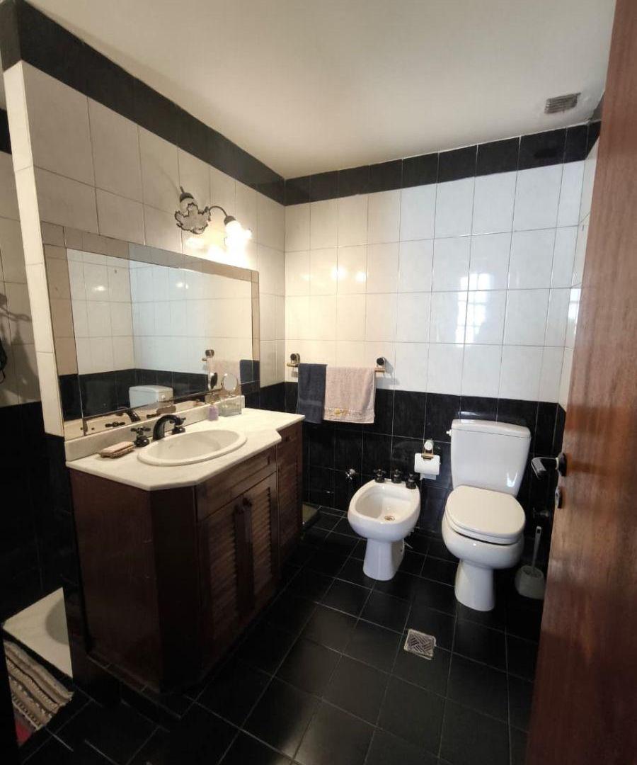 Foto de Casa de 4 ambientes con lote propio, cochera y terraza en Liniers, imagen 5