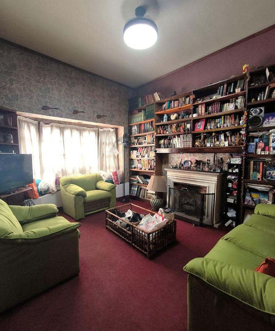Foto de Casa de 4 ambientes con lote propio, cochera y terraza en Liniers, imagen 1