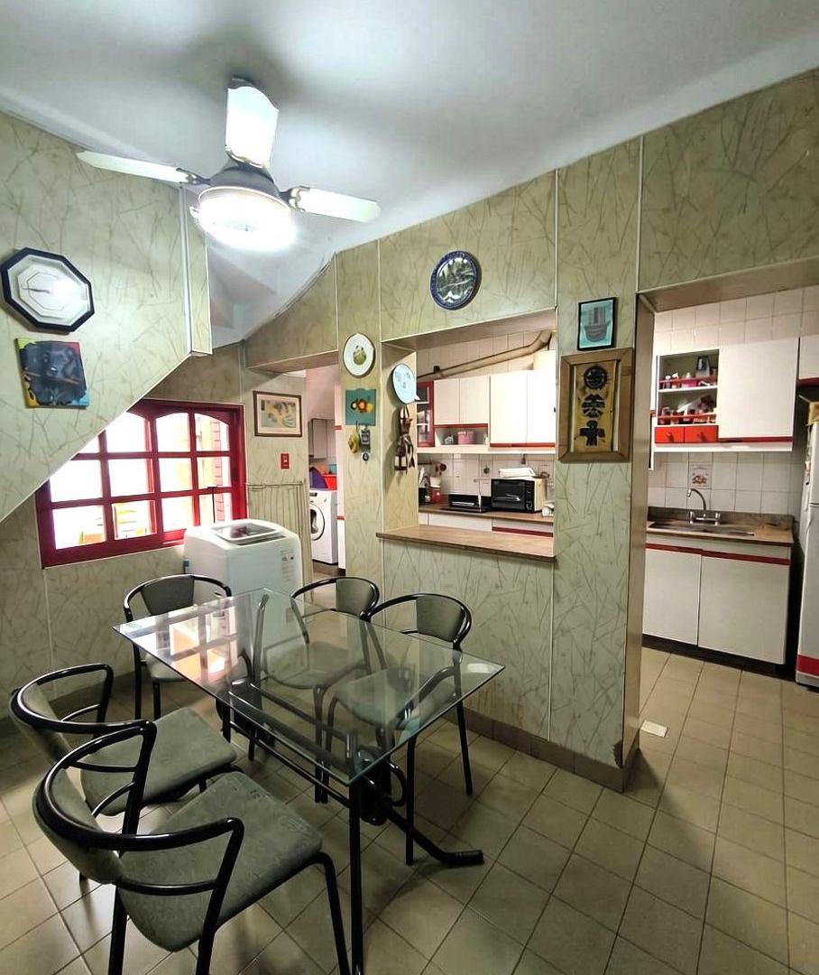 Foto de Casa de 4 ambientes con lote propio, cochera y terraza en Liniers, imagen 2