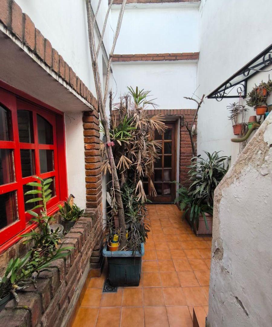 Foto de Casa de 4 ambientes con lote propio, cochera y terraza en Liniers, imagen 3