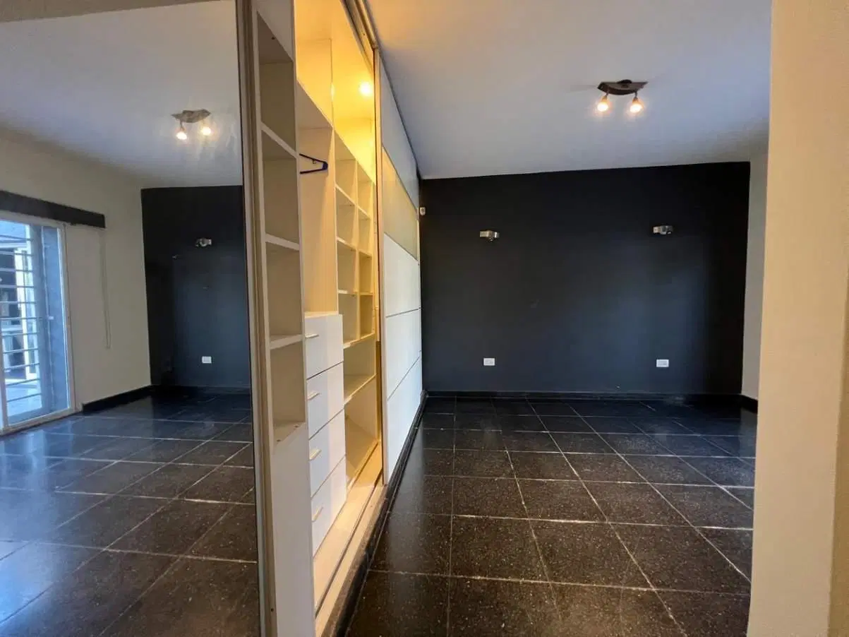 CASA DOS DORMITORIOS EN VENTA BARRIO ARGUELLO 5