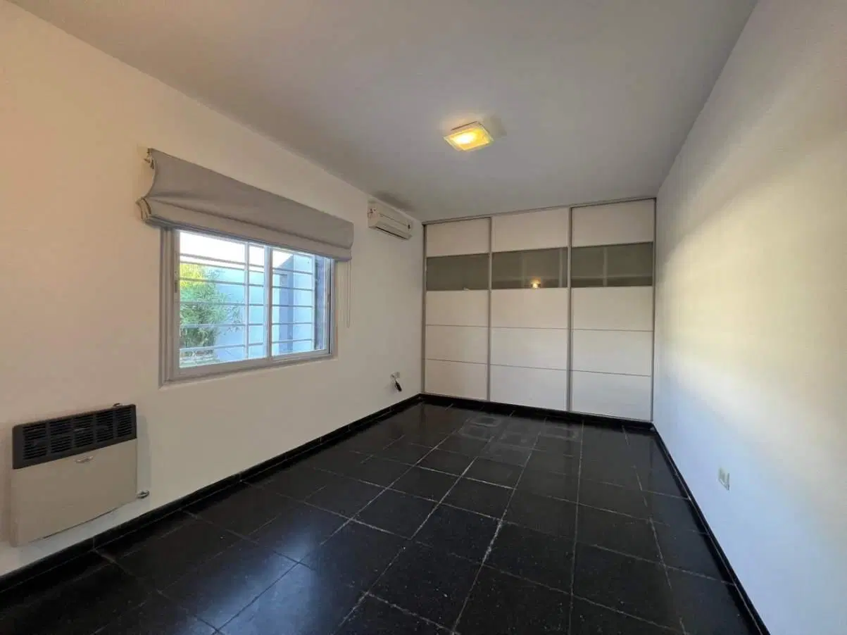 CASA DOS DORMITORIOS EN VENTA BARRIO ARGUELLO 1
