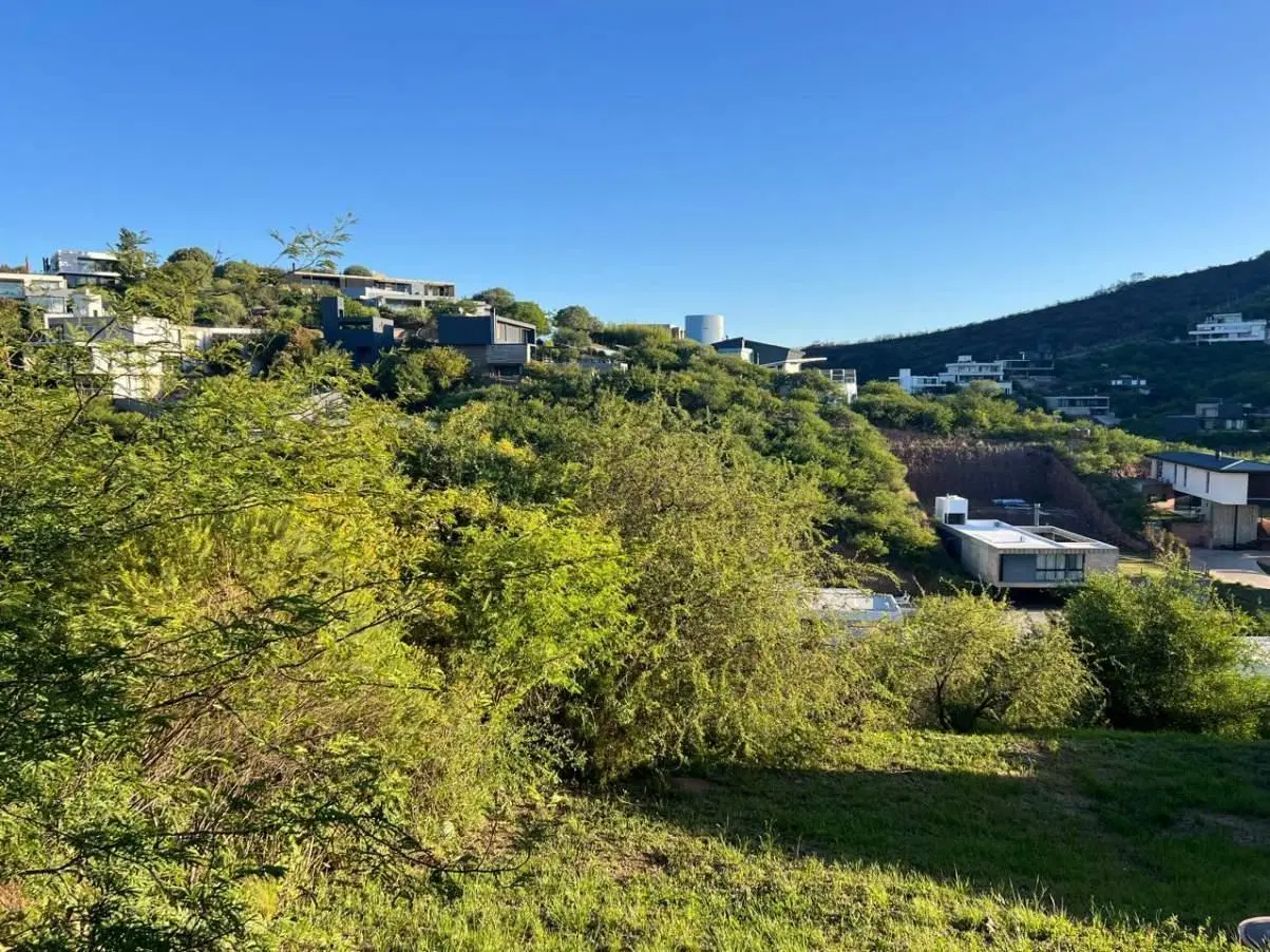 LOTE EN VENTA COUNTRY LA CUESTA CON POCA PENDIENTE Y LA MEJOR UBICACION 2