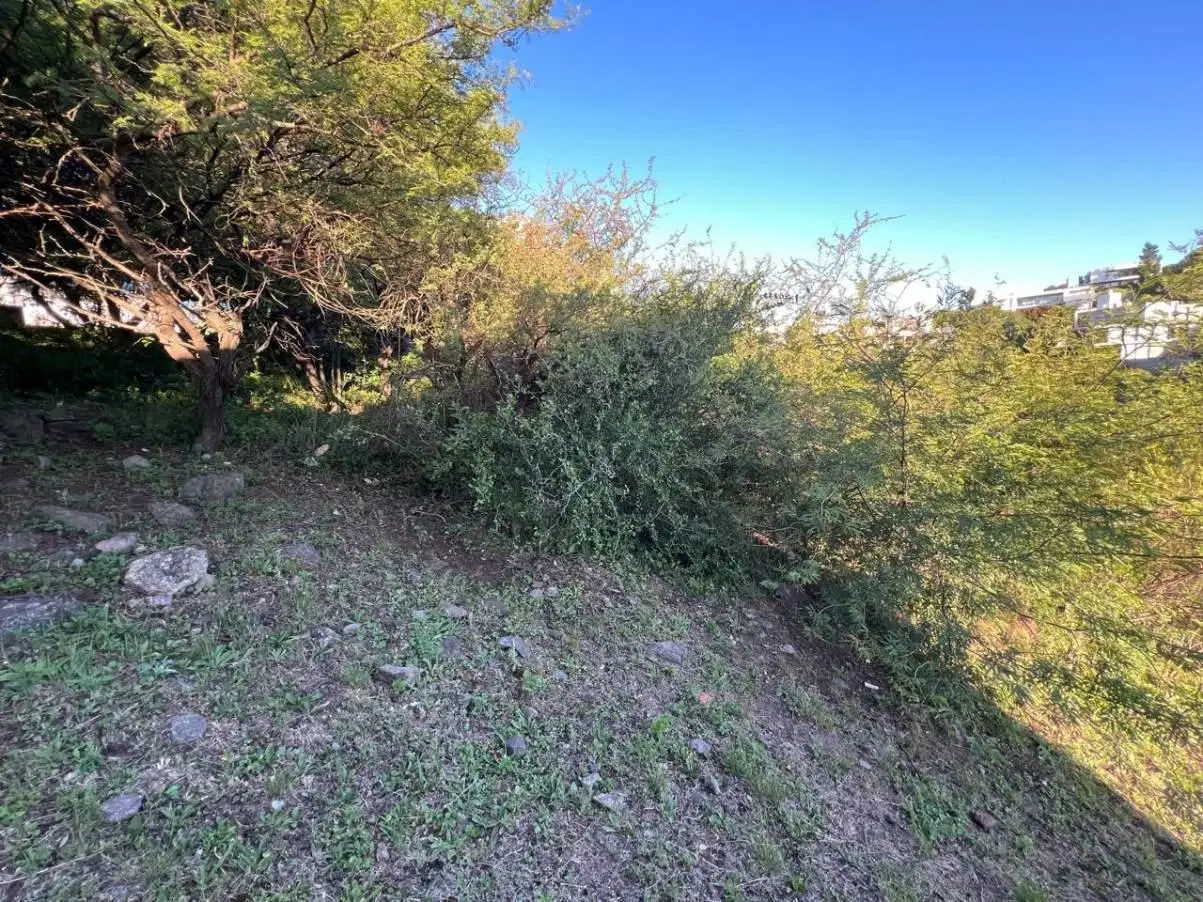 LOTE EN VENTA COUNTRY LA CUESTA CON POCA PENDIENTE Y LA MEJOR UBICACION 1