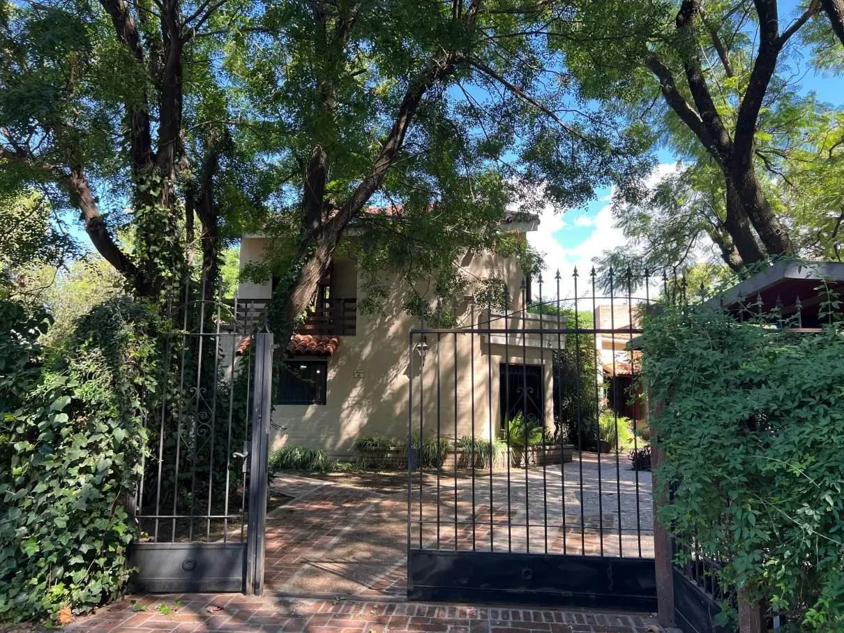 CASA EN VENTA BARRIO ARGUELLO A METROS AV RECTA MARTINOLLI 5