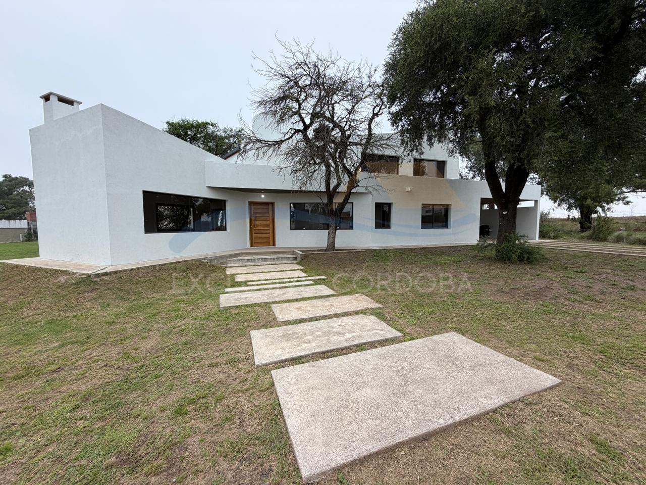 CASA EN VENTA VALLE DEL GOLF TRES DORMITORIOS Y PISCINA