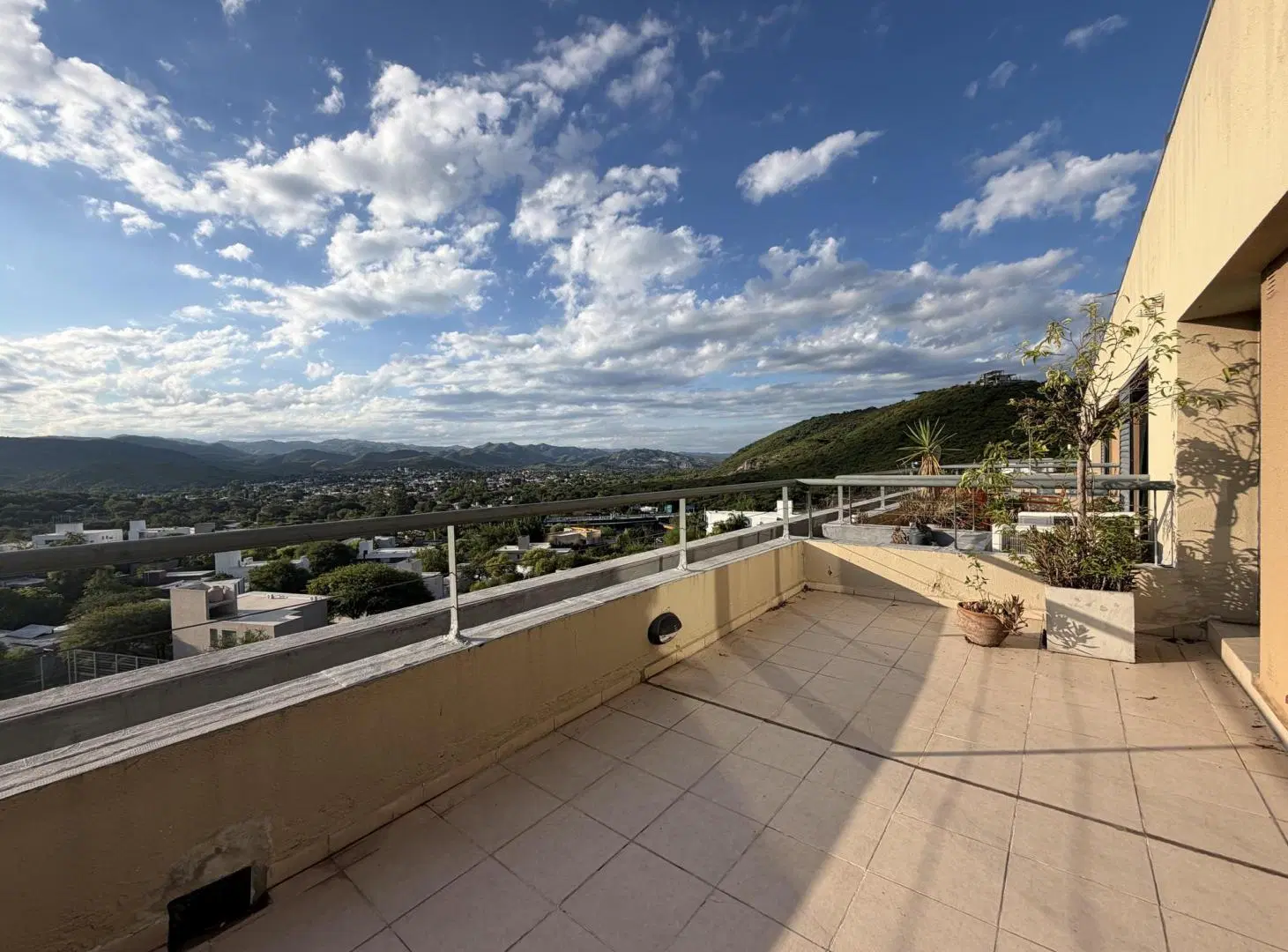 DEPARTAMENTO TRES DORMITORIOS CON COCHERA Y AMENITIES 2