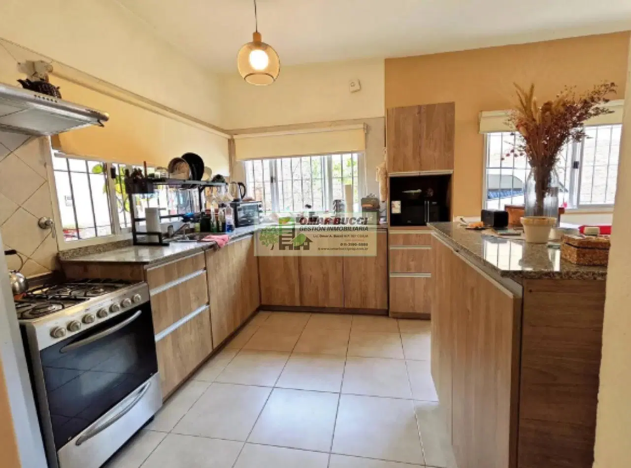 CASA EN VENTA EN PH DE 10 M DE FRENTE CON COCHERA PARA 3 AUTOS ACEPTA PERMUTA 2