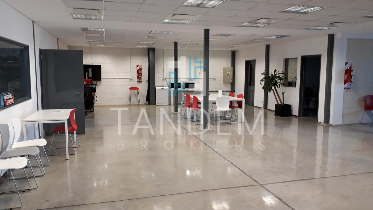 Alquiler Excelente Galpón - Imagen Comercial y 700 m² de Oficinas Zona Industrial de Pacheco 4