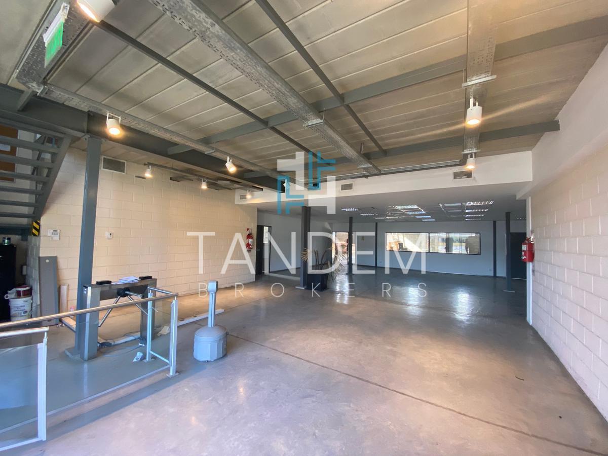 Alquiler Excelente Galpón - Imagen Comercial y 700 m² de Oficinas Zona Industrial de Pacheco 5
