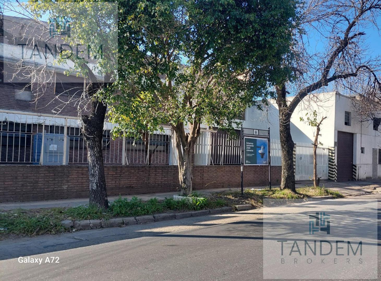 Foto de Excelente Propiedad Industrial / Comercial con salida a 2 calles sobre, imagen 2