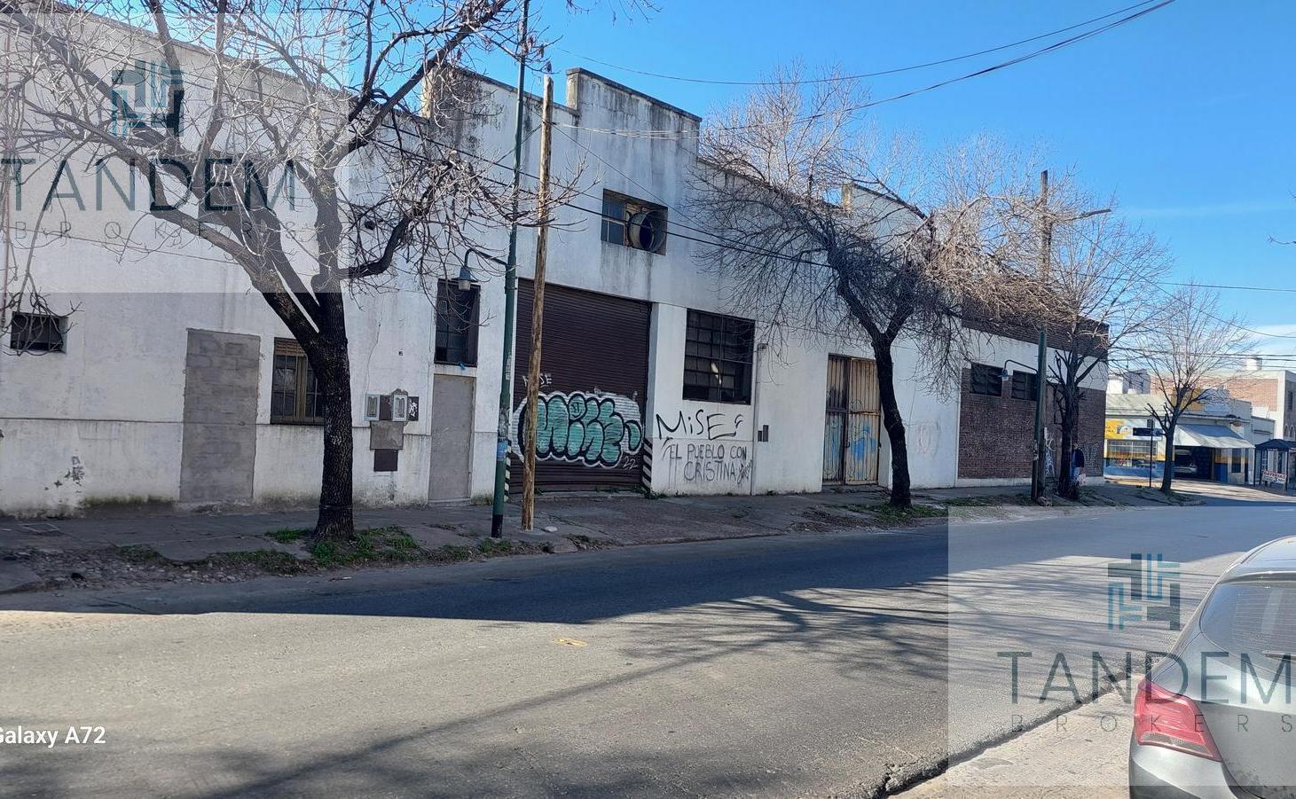Foto de Excelente Propiedad Industrial / Comercial con salida a 2 calles sobre, imagen 1
