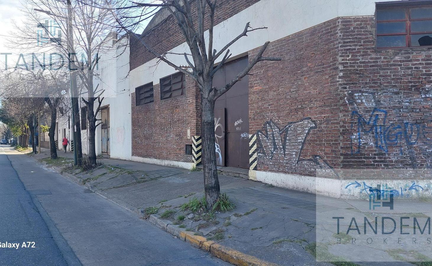 Foto de Excelente Propiedad Industrial / Comercial con salida a 2 calles sobre, imagen 3