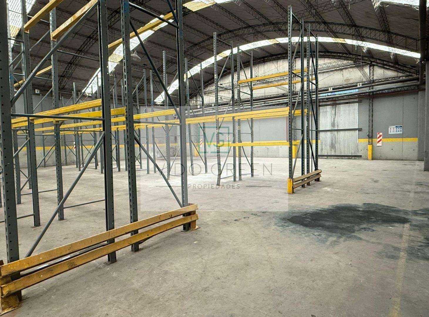 Foto de Galpón de 1500 m2 cubiertos con racks en predio a mts de Panamericana, imagen 1