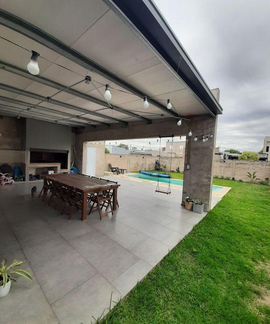 CASA CON AMPLIO PATIO Y PILETA