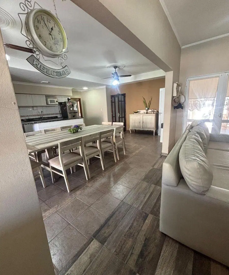 CASA CON PILETA EN BARRIO ESTE 3