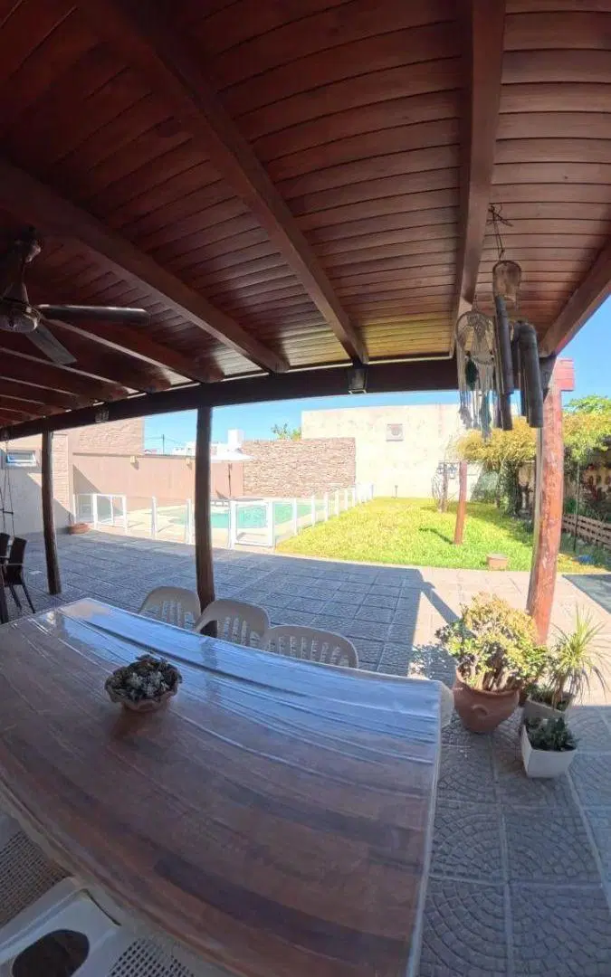 CASA CON PILETA EN BARRIO ESTE 8