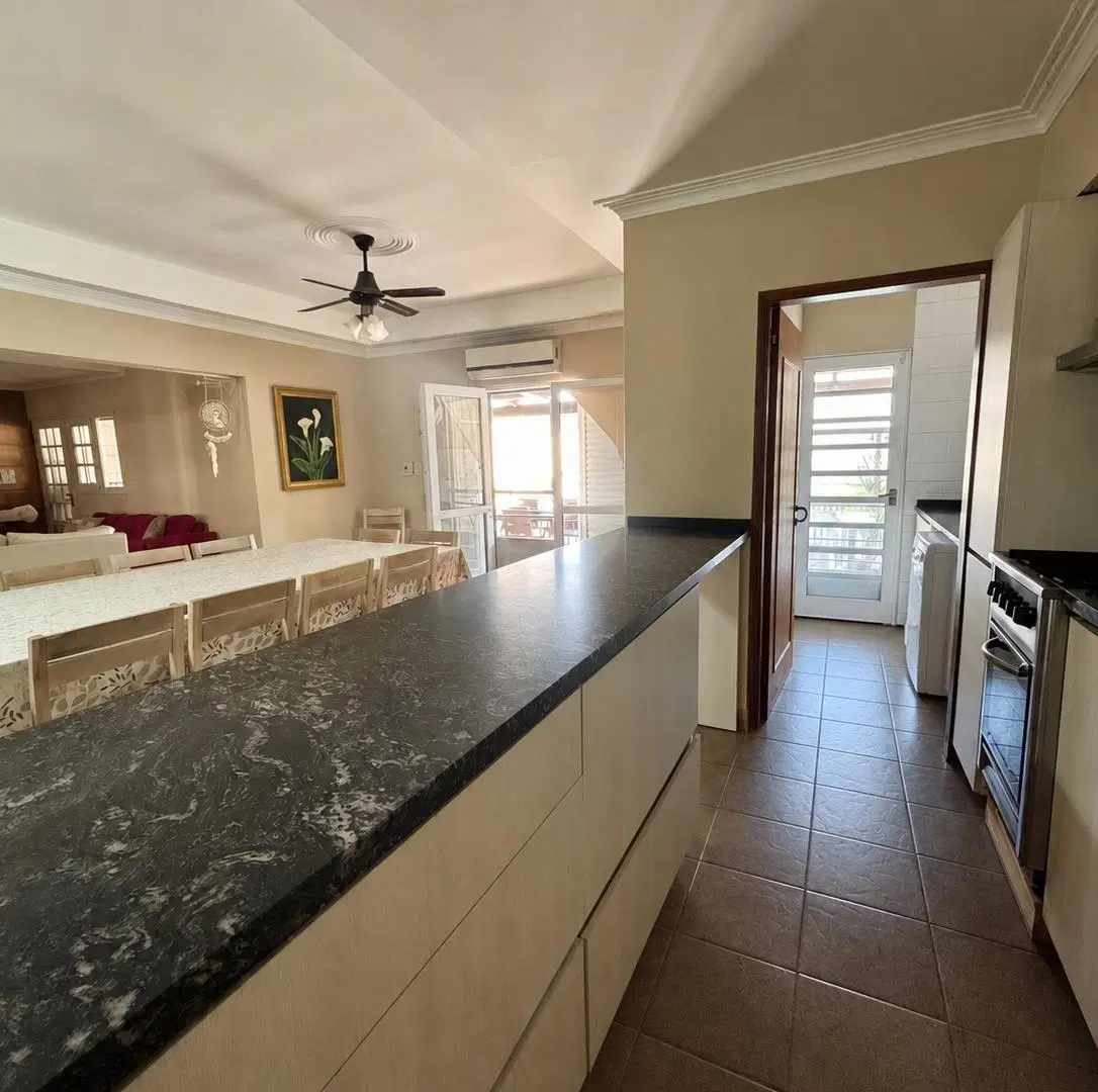 CASA CON PILETA EN BARRIO ESTE 5