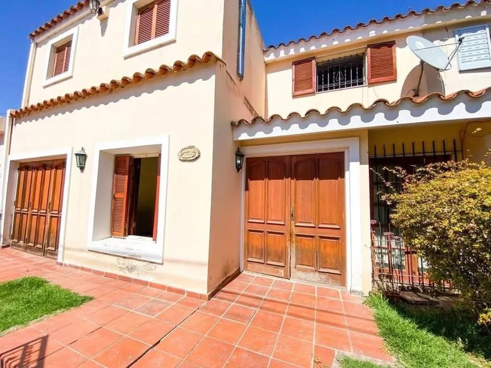 Casa Grande en Venta – 4 Dorm. + Patio + Cochera Doble 3