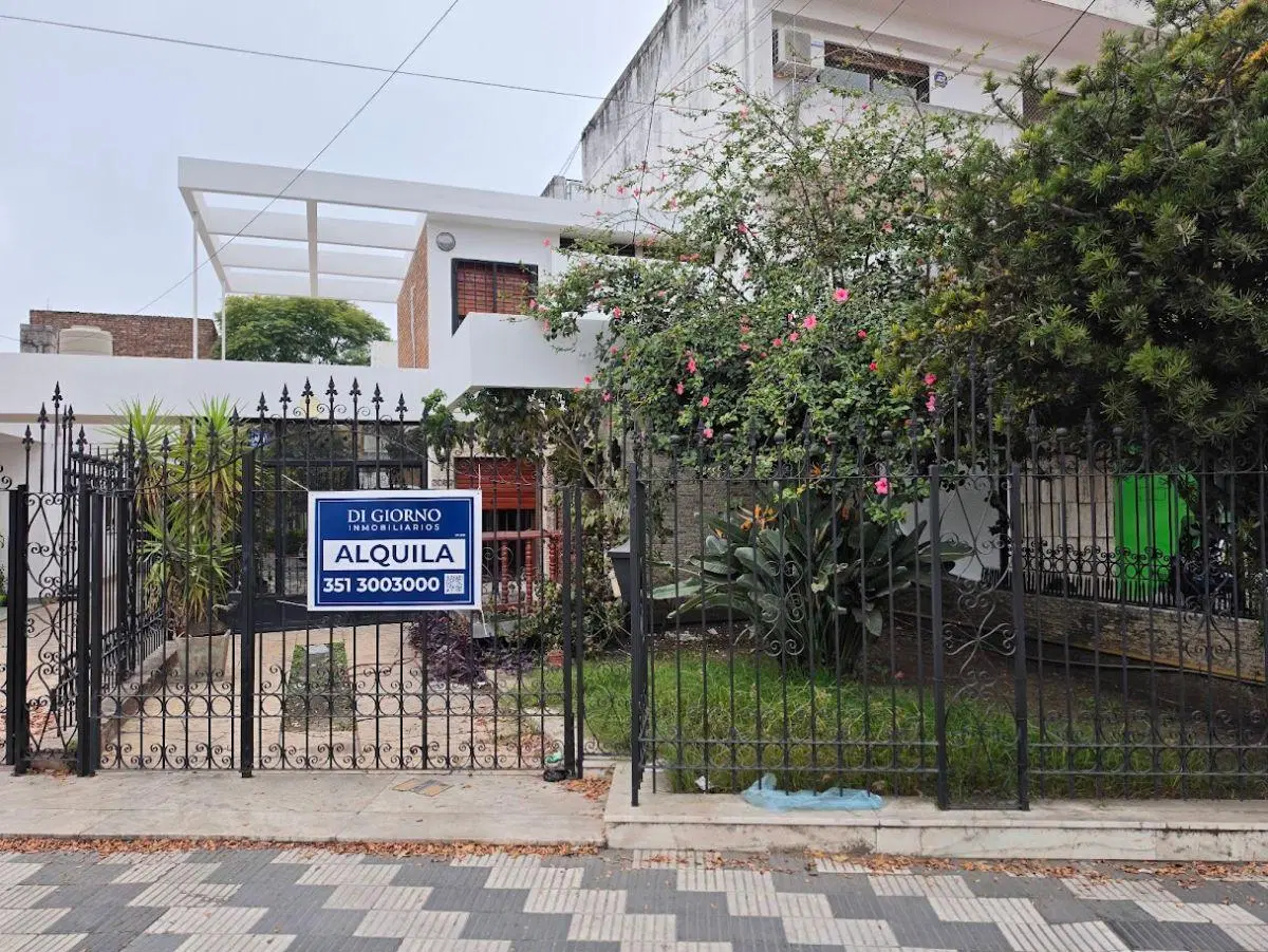 EXCELENTE CASA EN VILLA CABRERA 3