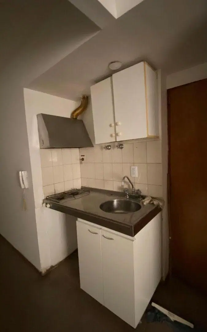 Departamento con cocina semi integrada y amplio living en Alberdi 5