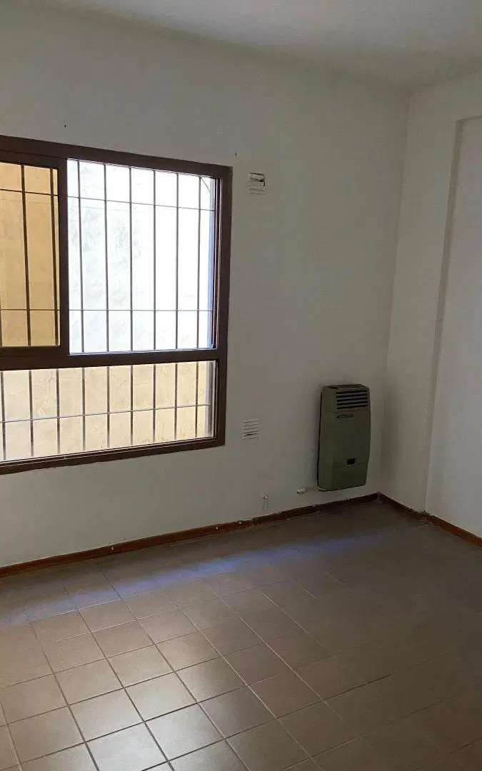 Departamento con cocina semi integrada y amplio living en Alberdi 4