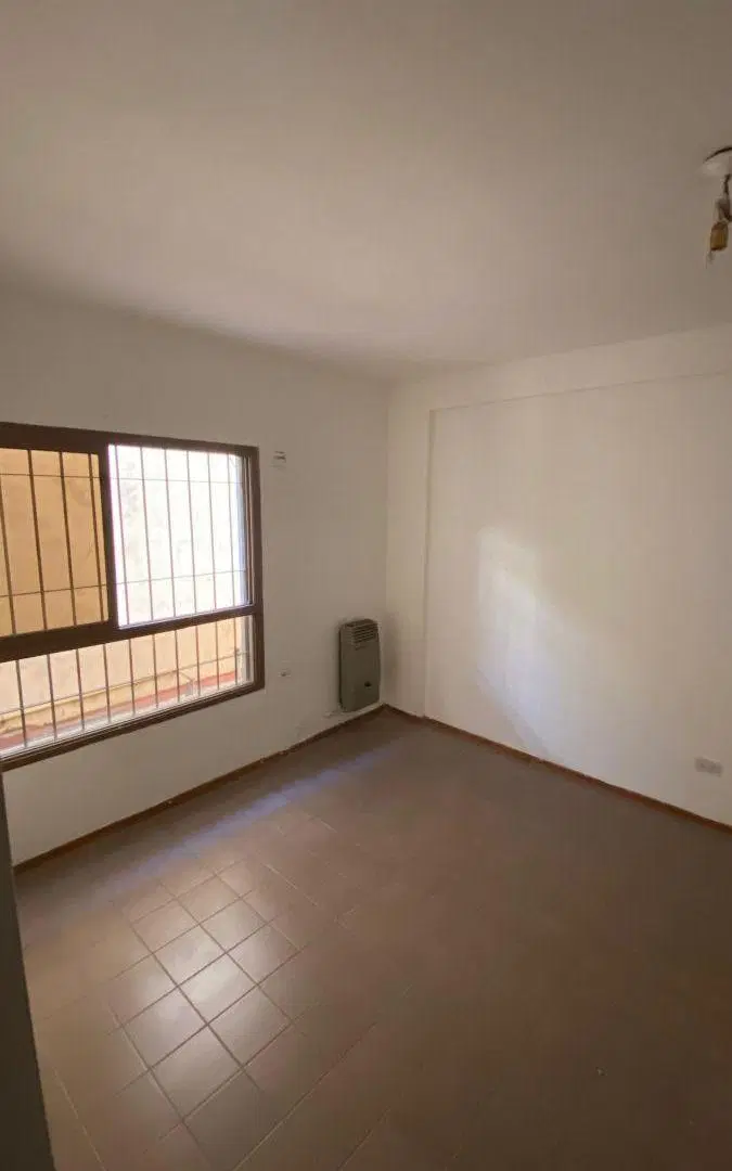Departamento con cocina semi integrada y amplio living en Alberdi 2
