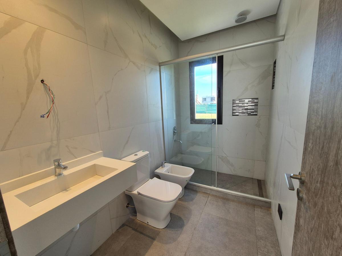 Casa 7 Ambientes a La Laguna en Puertos, Costas. 4
