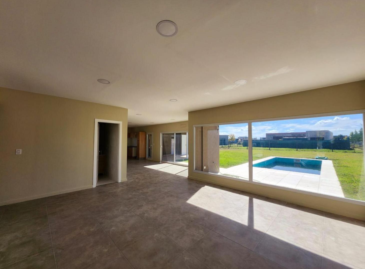 Foto de ALQUILER CASA SAN SEBASTIAN AREA 10 A ESTRENAR CON PILETA, imagen 1