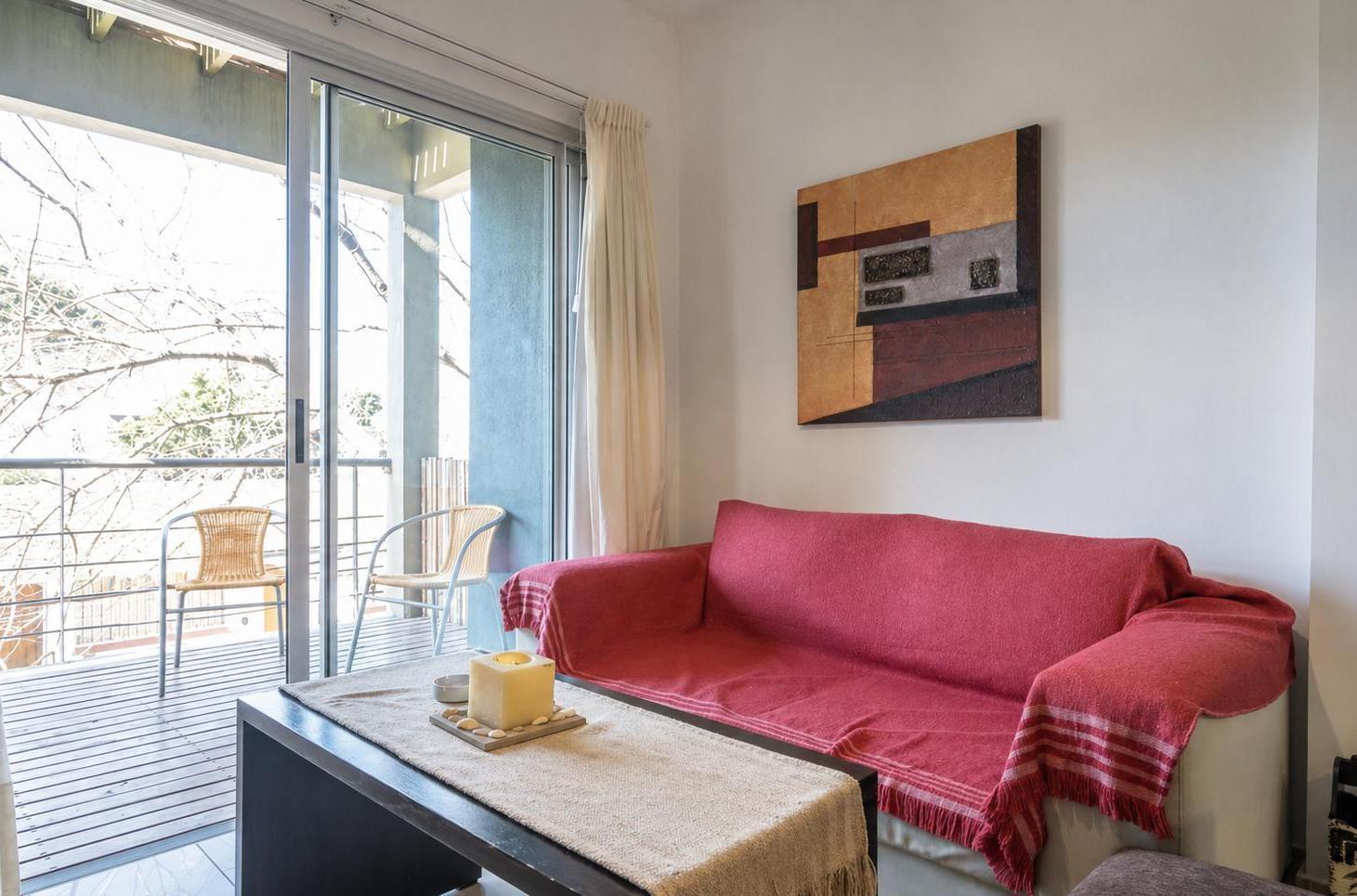 Foto de VENTA Departamento 3 ambientes amueblado + balcón con parrilla y cochera, imagen 2