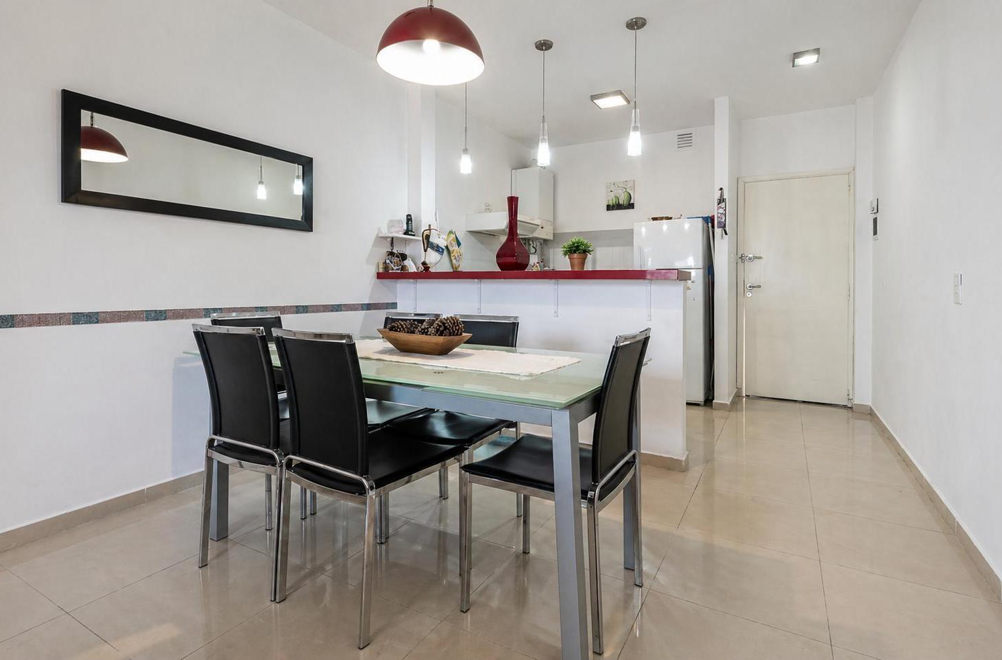 Foto de VENTA Departamento 3 ambientes amueblado + balcón con parrilla y cochera, imagen 3