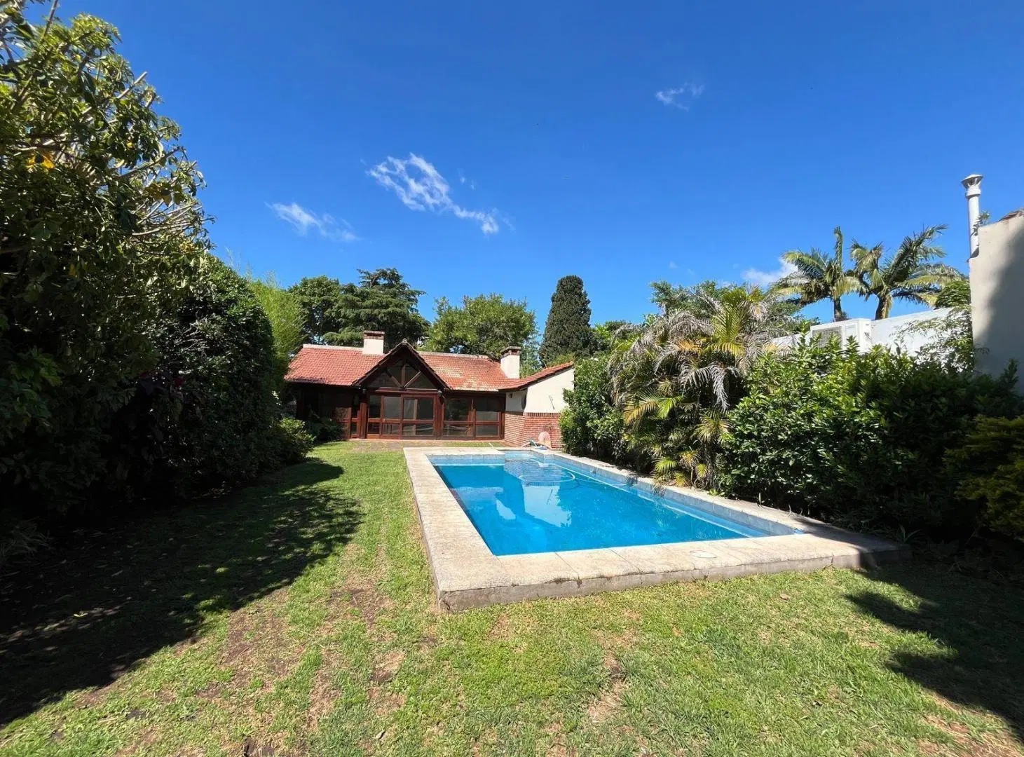 Casa en ALQUILER de 3 dormitorios, jardín con pileta y quincho! Barrio Alberdi 5