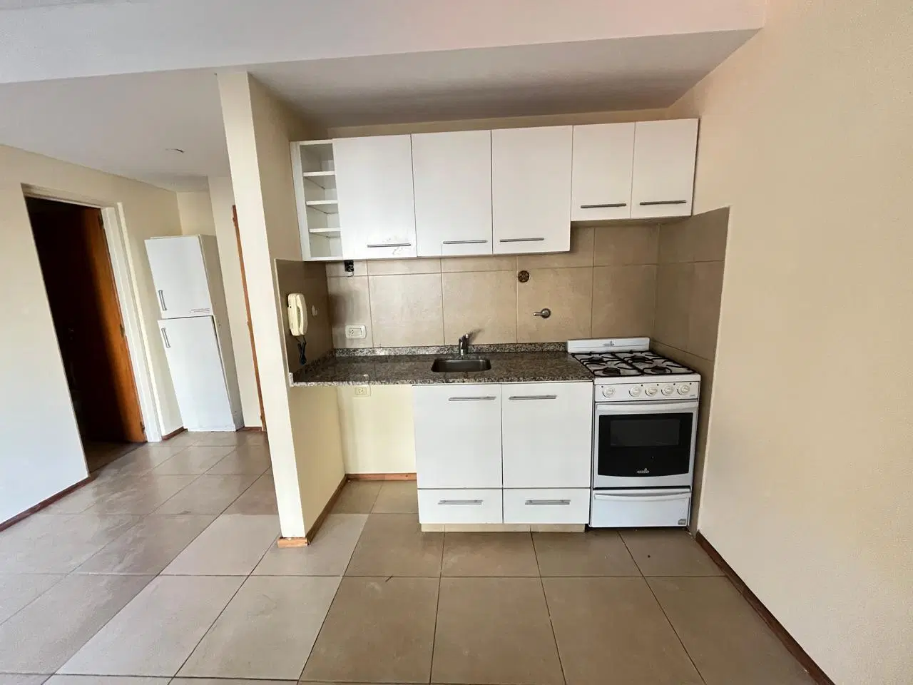 Departamento EN ALQUILER, monoambiente divisible, CON BALCON AL FRENTE. 5