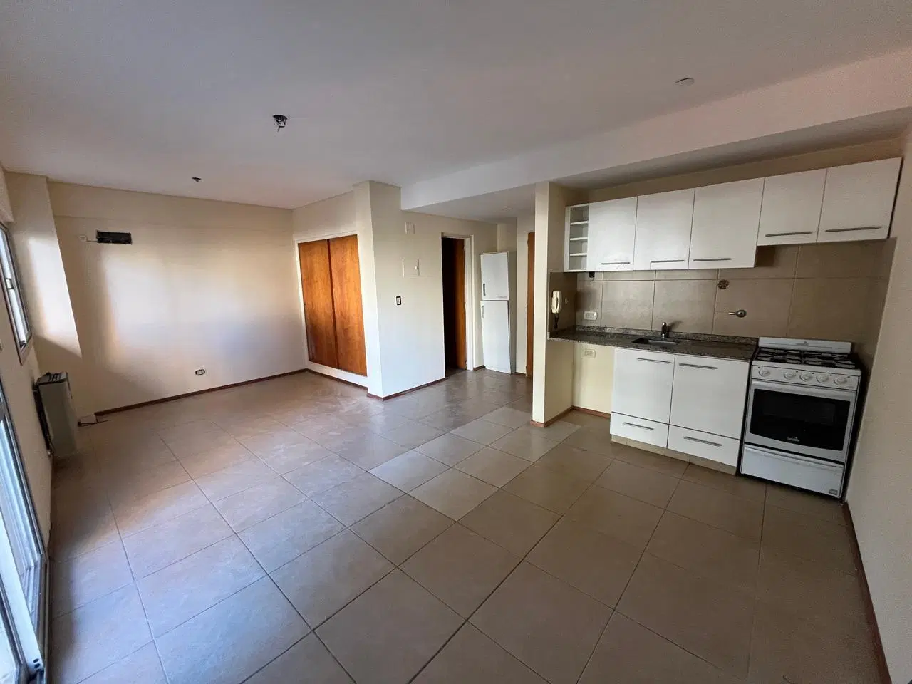 Departamento EN ALQUILER, monoambiente divisible, CON BALCON AL FRENTE. 3