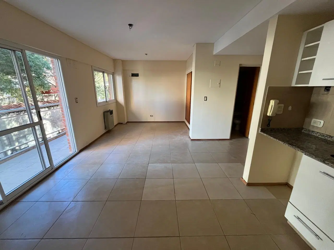 Departamento EN ALQUILER, monoambiente divisible, CON BALCON AL FRENTE. 2