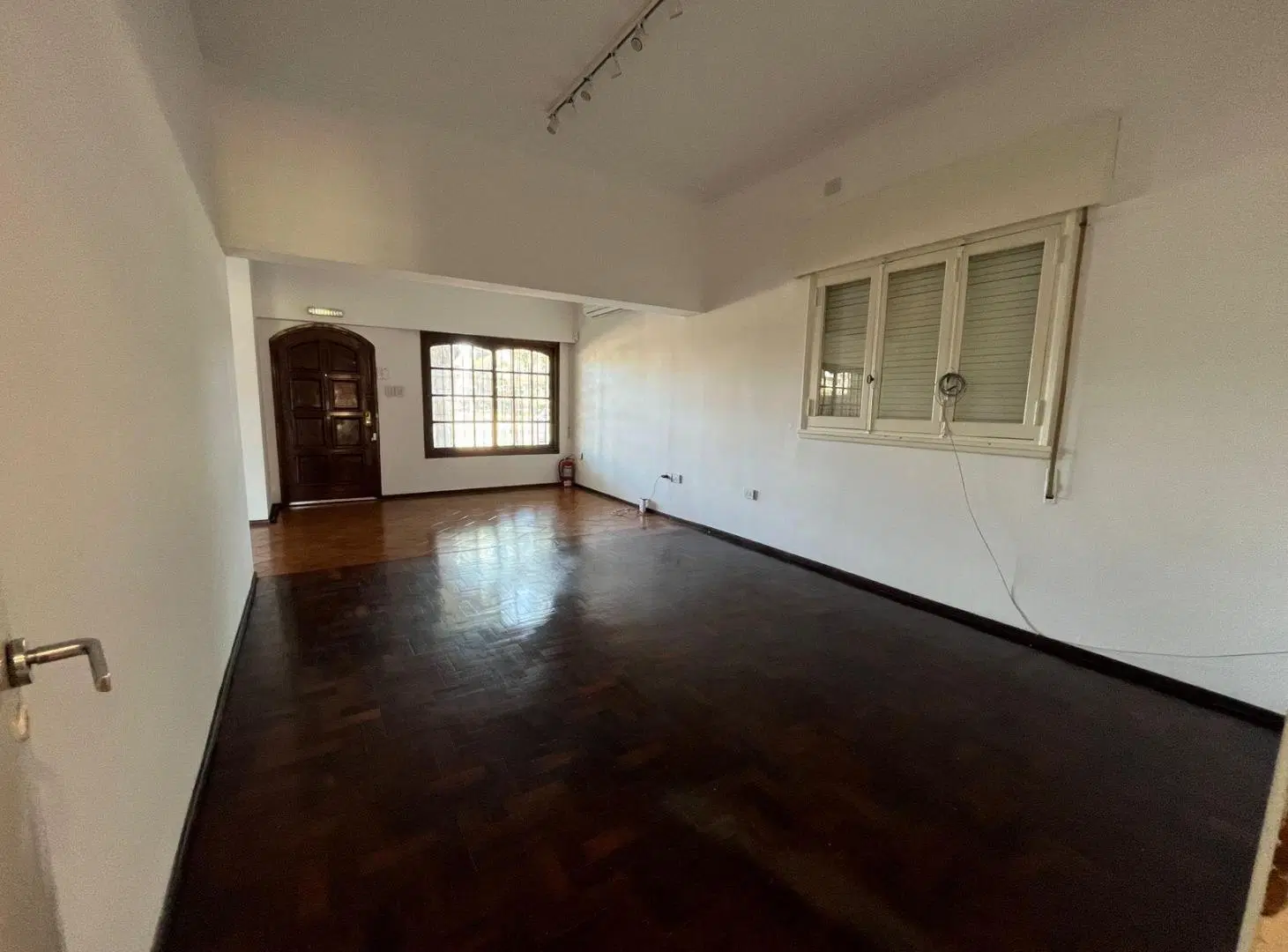 Casa en VENTA de 3 dormitorios, jardín con pileta y quincho! Barrio Alberdi 8