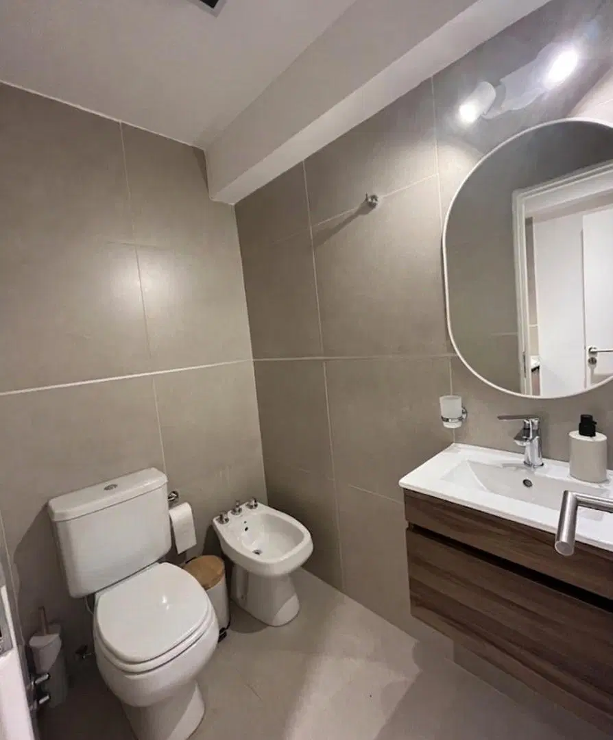 OFICINA EN VENTA, Corrientes y Urquiza, con COCINA Y BAÑO PRIVADO. Seguridad 24 hs 2