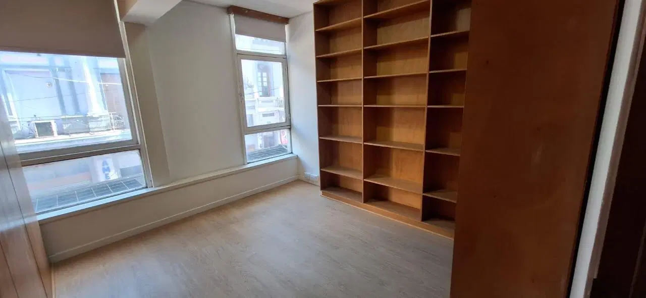 OFICINA EN VENTA, Corrientes y Urquiza, con COCINA Y BAÑO PRIVADO. Seguridad 24 hs 1