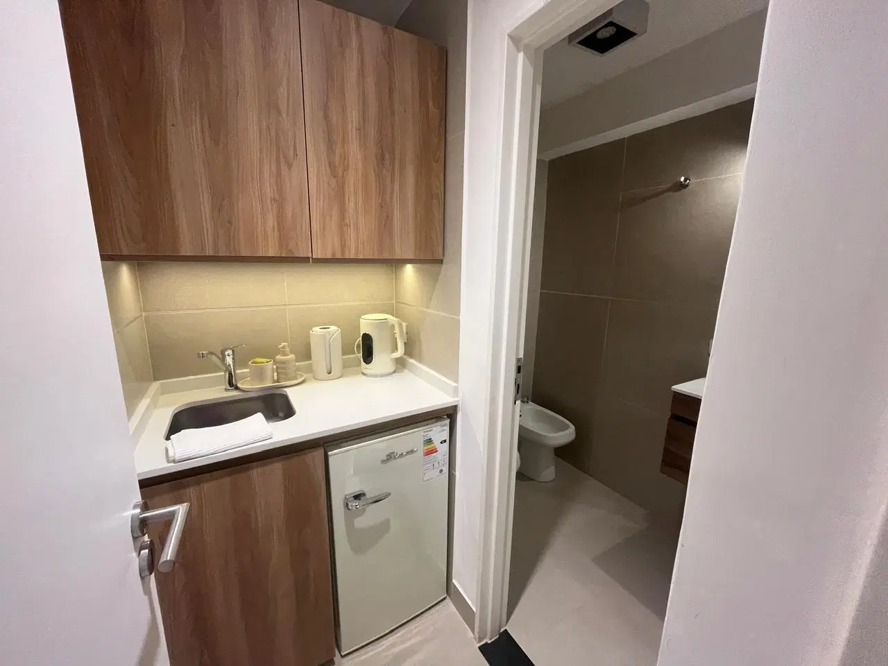 OFICINA EN VENTA, Corrientes y Urquiza, con COCINA Y BAÑO PRIVADO. Seguridad 24 hs 3