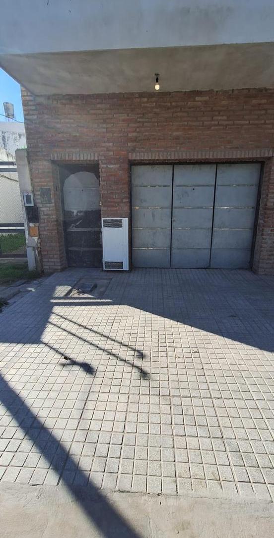 Foto de CASA EN ALQUILER DE 2 DORMITORIOS CON COCHERA, Planta baja, reciclada a, imagen 3